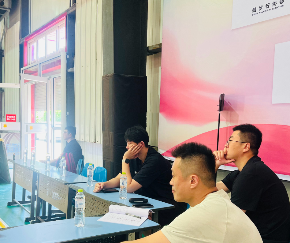 记者：费内巴切仍在和曼城谈阿克转会费，预计700万+150万镑