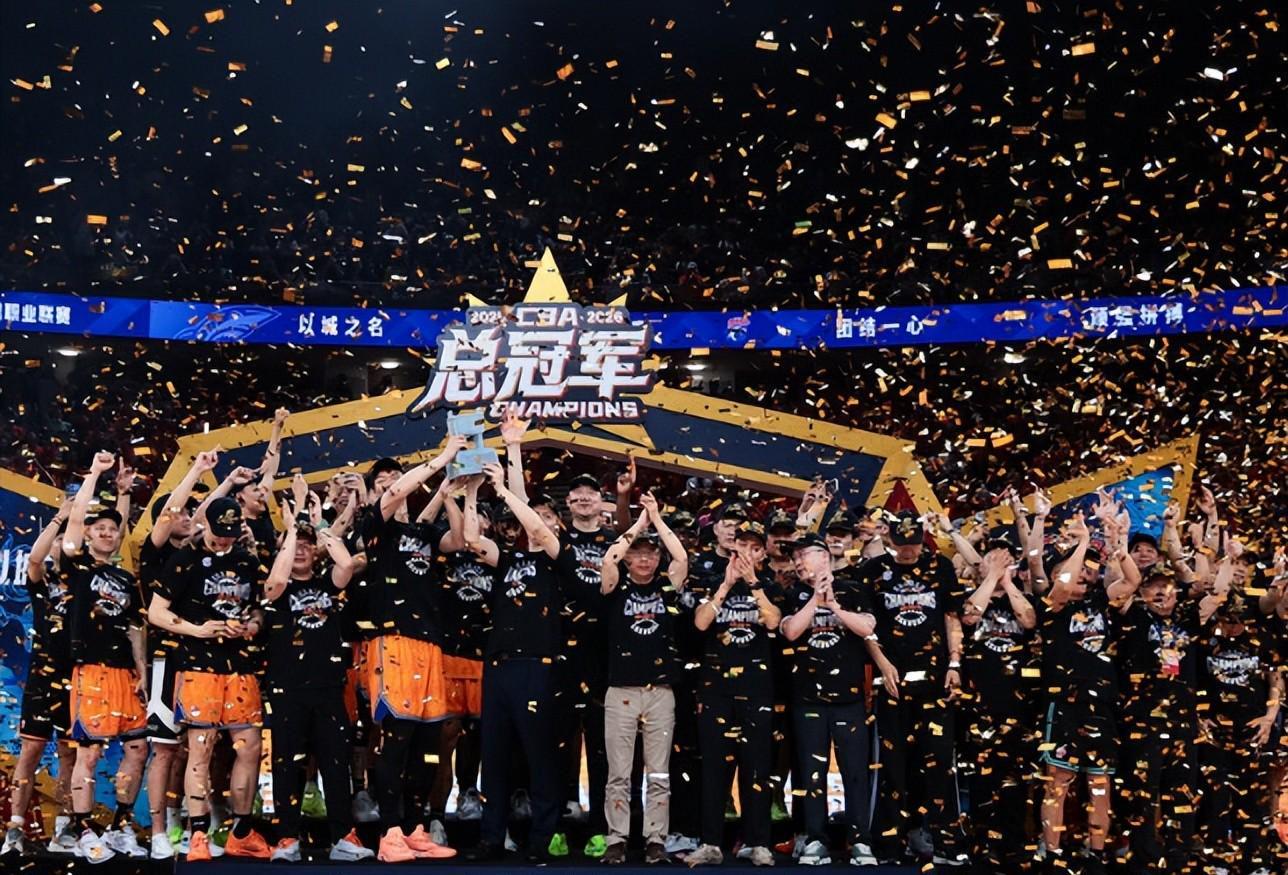 罗马诺：纽卡接近签下阿贾克斯18岁中场斯图尔，总价超2500万欧