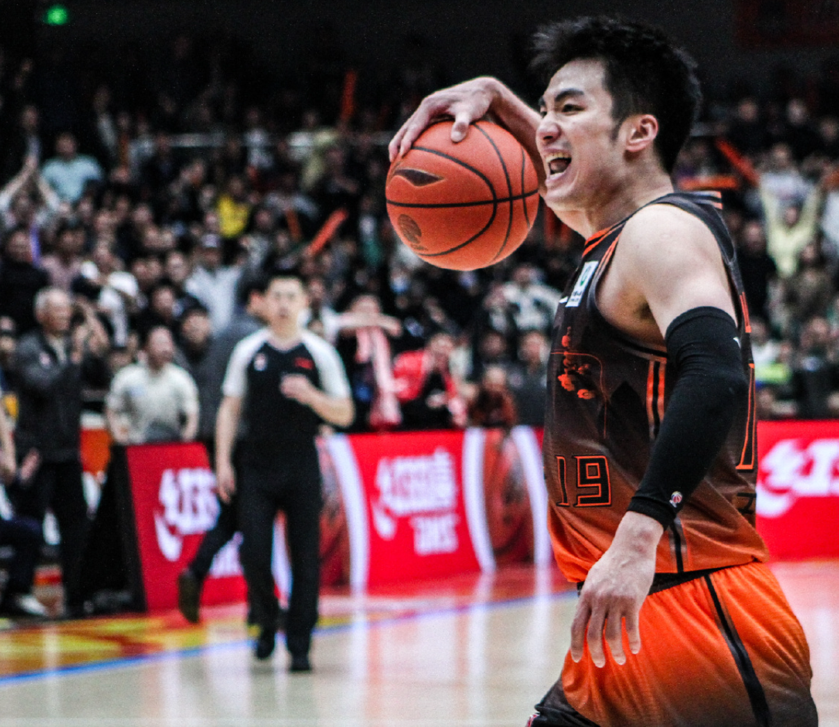罗马诺：纽卡接近签下阿贾克斯18岁中场斯图尔，总价超2500万欧