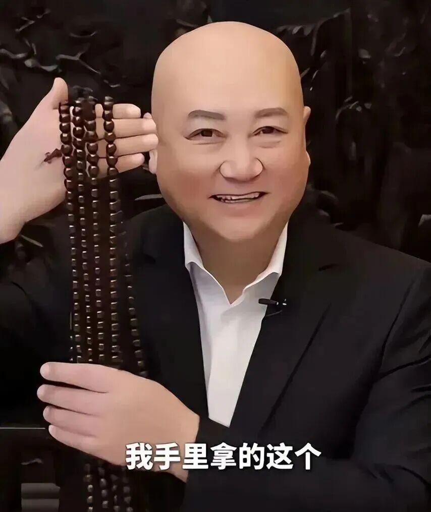 饿了？拉门斯被拍到在比利时替补席啃苹果