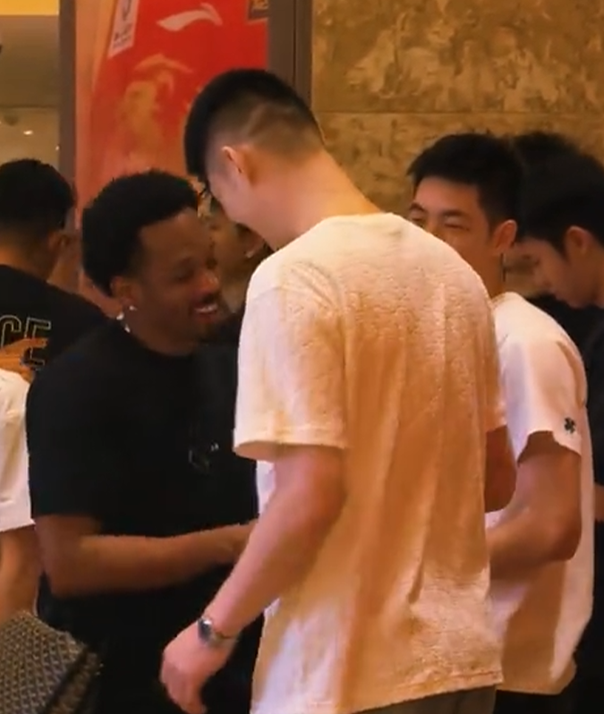 范赫克：世界杯首秀是巨大荣誉，很遗憾错失胜利但必须继续前进