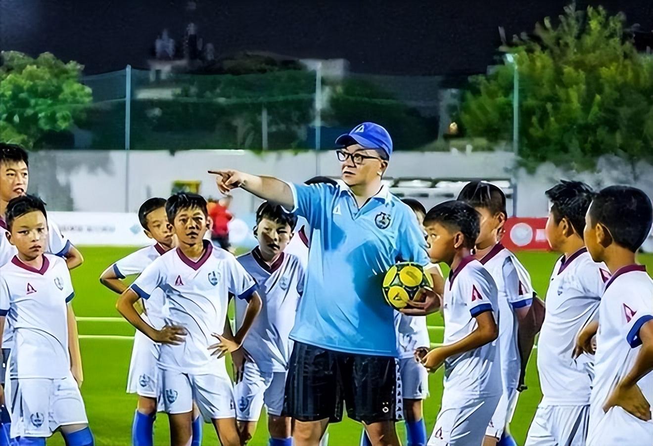 记者：费内巴切仍在和曼城谈阿克转会费，预计700万+150万镑