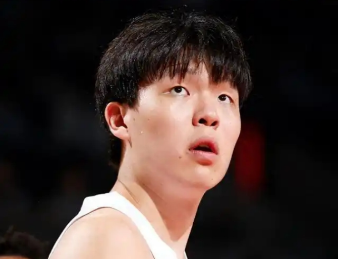 痛失好局，瑞士主帅雅金在球队被卡塔尔绝平后怒摔水瓶