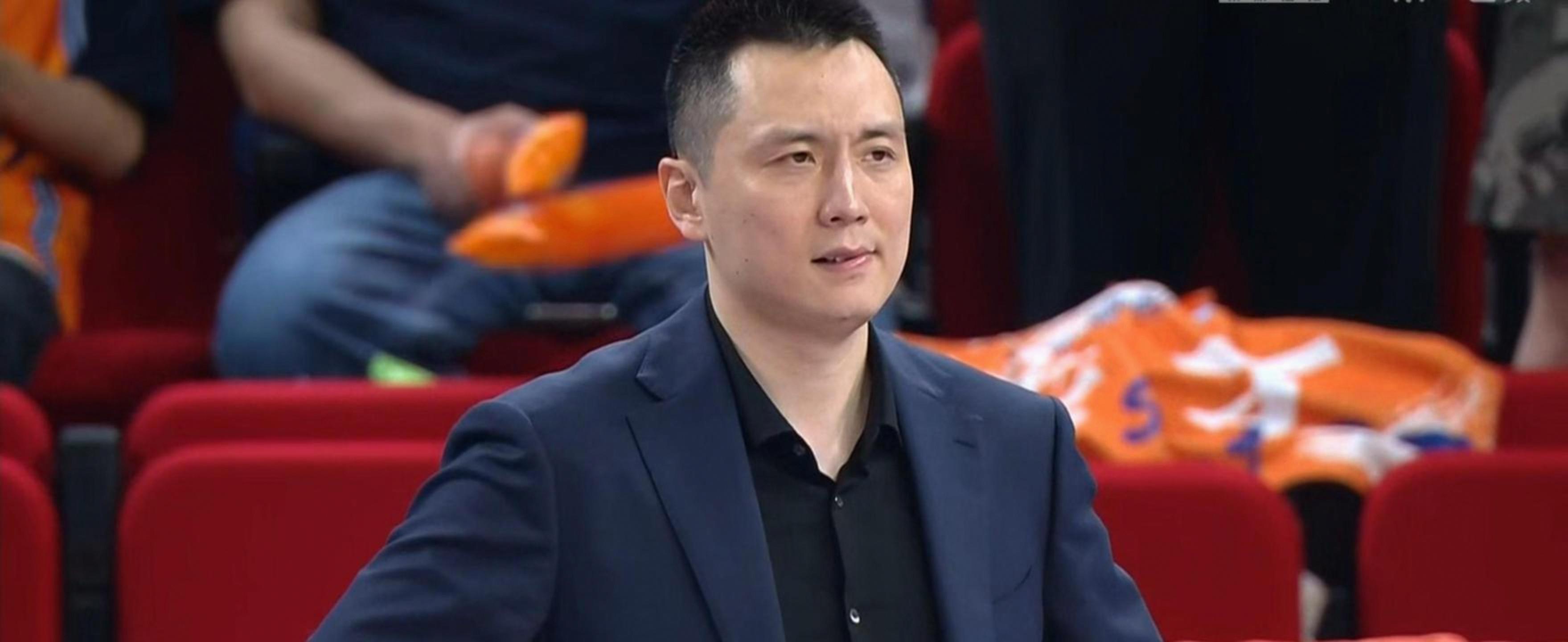 贝尔萨定妆照看向地面引争议，博主：因为他觉得自己不是模特