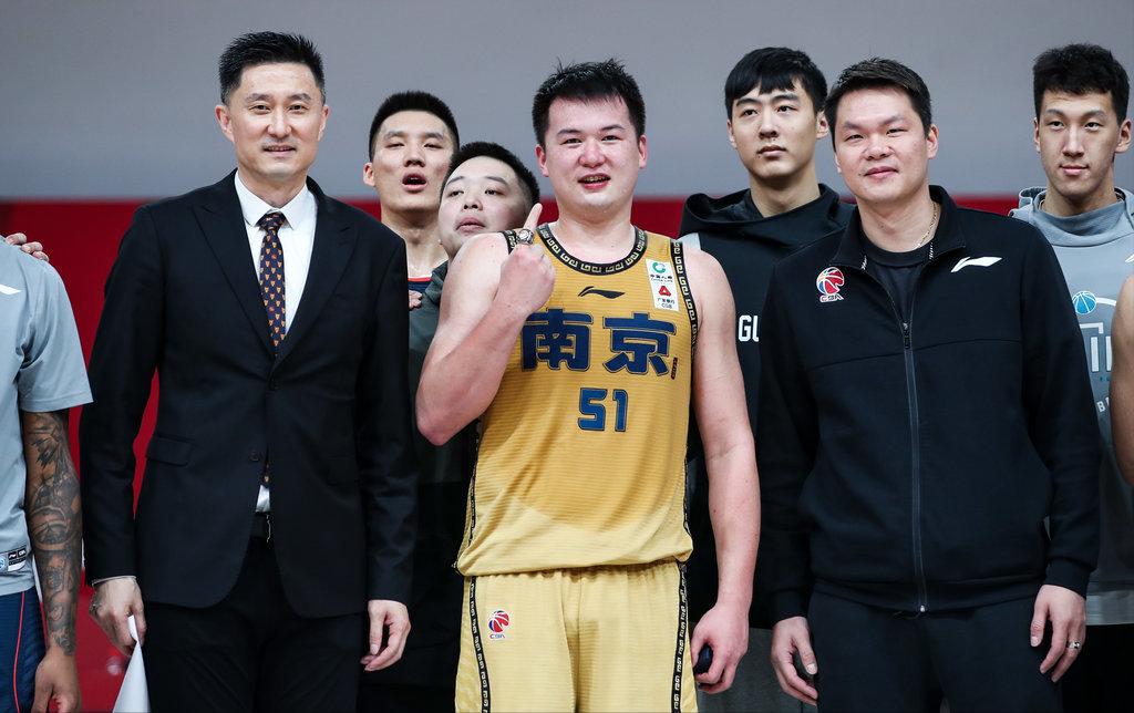 不到两年前，他被国王裁掉，如今他却带领尼克斯拿到了总冠军？