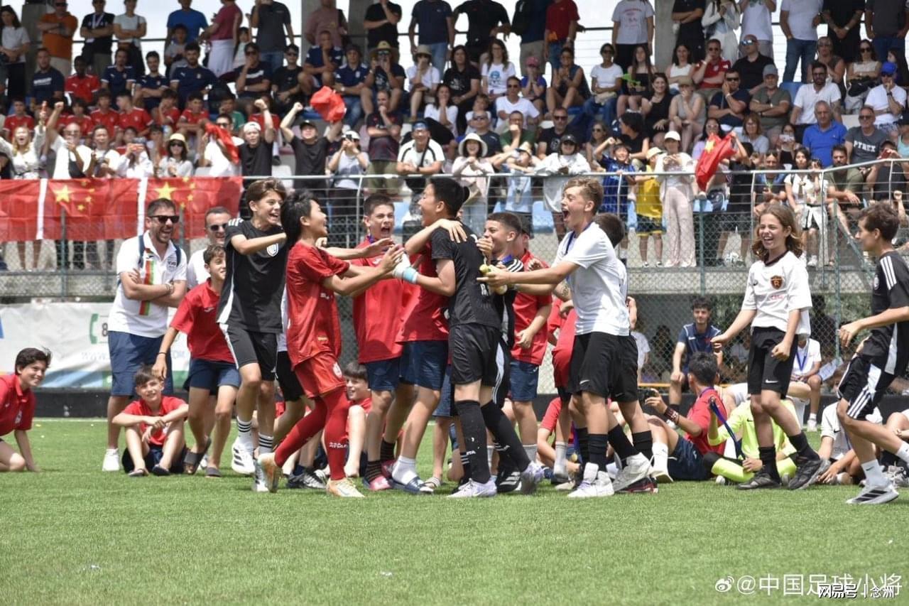记者：费内巴切仍在和曼城谈阿克转会费，预计700万+150万镑