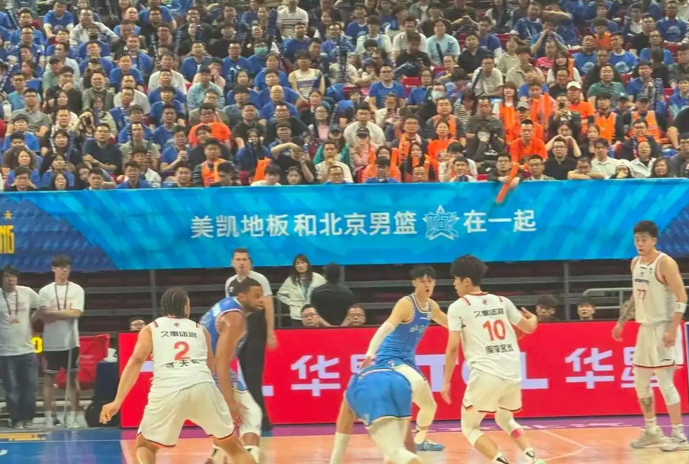 好博体育克拉克加公开赛穿球衣遭嘘仍抓鸟