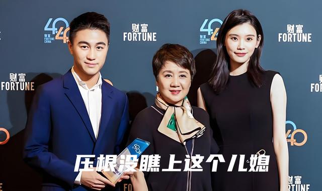 郑钦文三盘逆转萨卡里 终结连败斩获草地赛季首胜