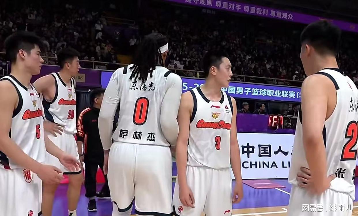 贝尔萨定妆照看向地面引争议，博主：因为他觉得自己不是模特
