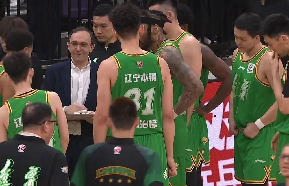 饿了？拉门斯被拍到在比利时替补席啃苹果