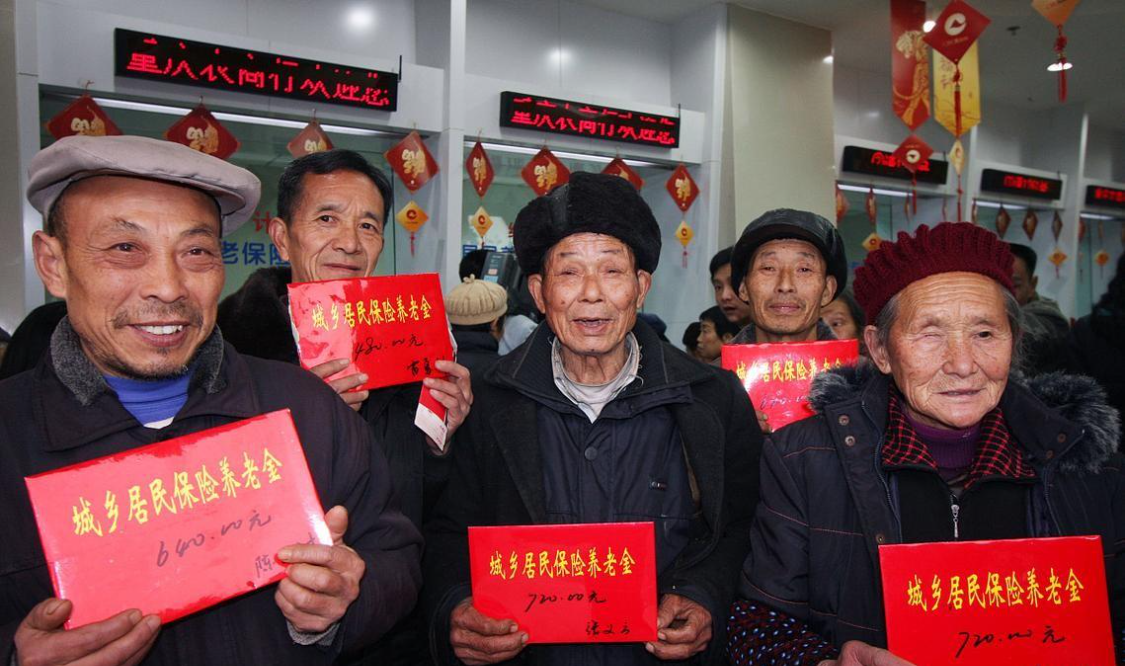 饿了？拉门斯被拍到在比利时替补席啃苹果