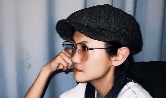 好博体育贝尔萨定妆照看向地面引争议，博主：因为他觉得自己不是模特
