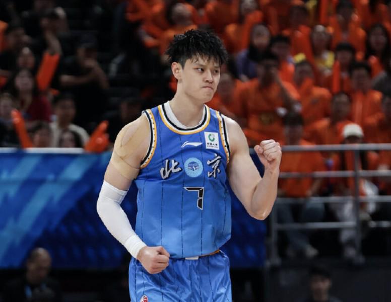 痛失好局，瑞士主帅雅金在球队被卡塔尔绝平后怒摔水瓶