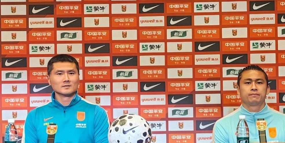 记者：费内巴切仍在和曼城谈阿克转会费，预计700万+150万镑