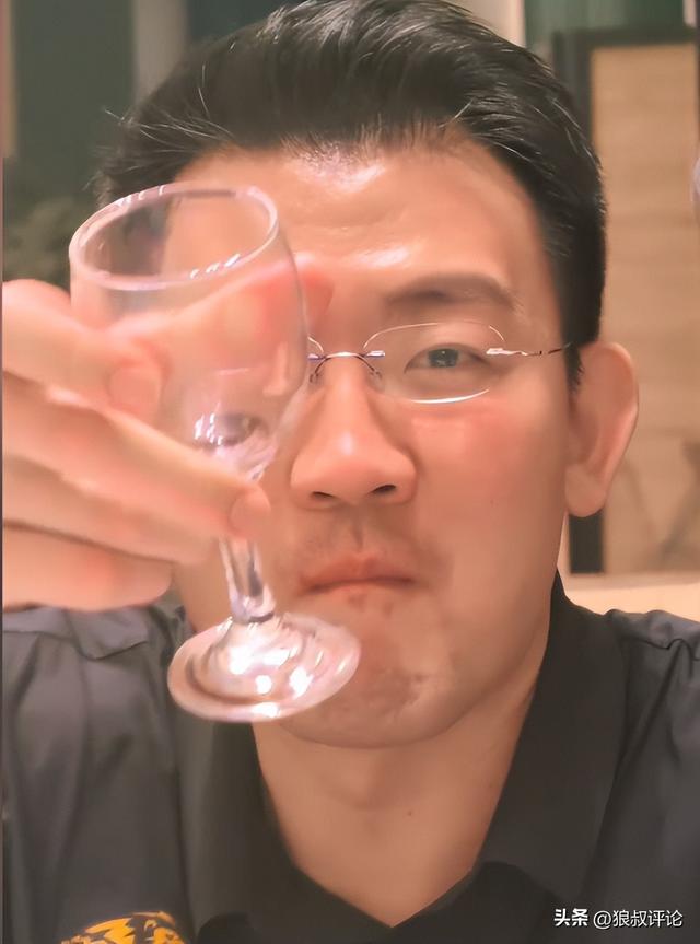 记者：费内巴切仍在和曼城谈阿克转会费，预计700万+150万镑