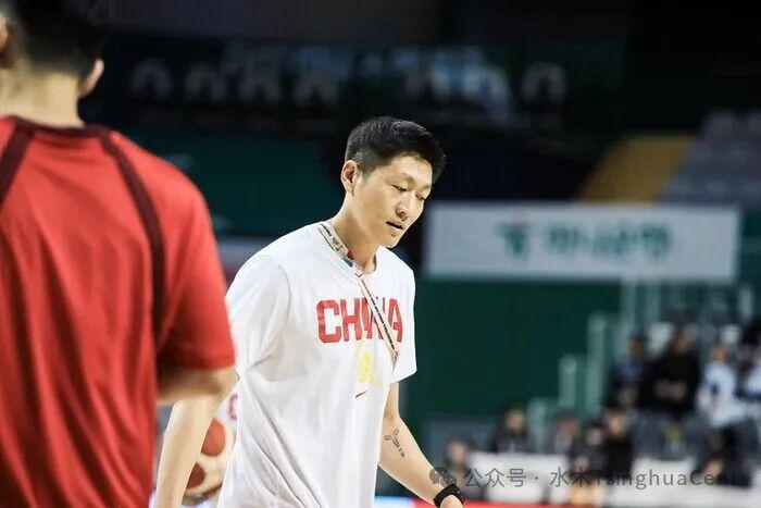 尼克斯队时隔53年NBA再夺冠，中锋罗宾逊晒比赛前酒店抓蛇视频