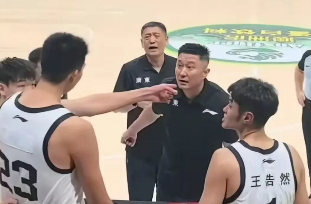 魔术师祝贺尼克斯夺冠盛赞旧将哈特