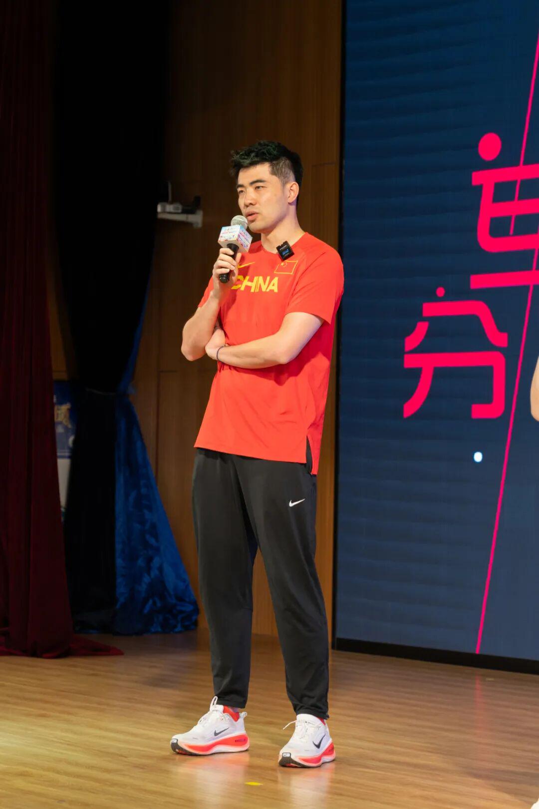 吃饭睡觉打马刺！尼克斯本赛季获得双冠王，对手都是马刺