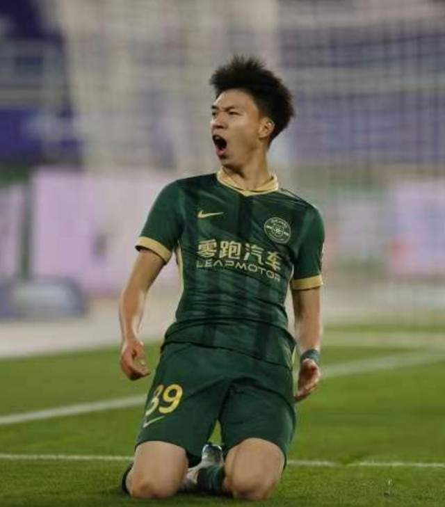 火箭两年合同签下签湖人后场大闸，他们并没有使用全额中产特例？