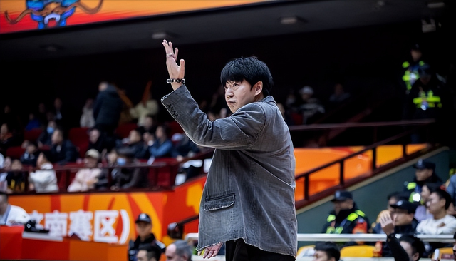 吃饭睡觉打马刺！尼克斯本赛季获得双冠王，对手都是马刺