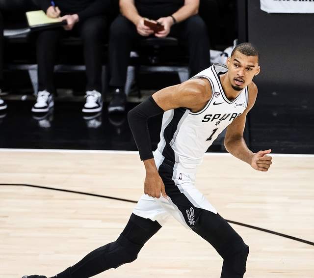NBA总决G5邀米奇·盖顿赛前唱国歌