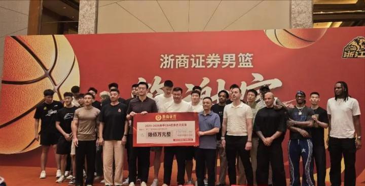 马刺1比4不敌尼克斯获得总亚军，输掉的四场比赛三要素完全相同