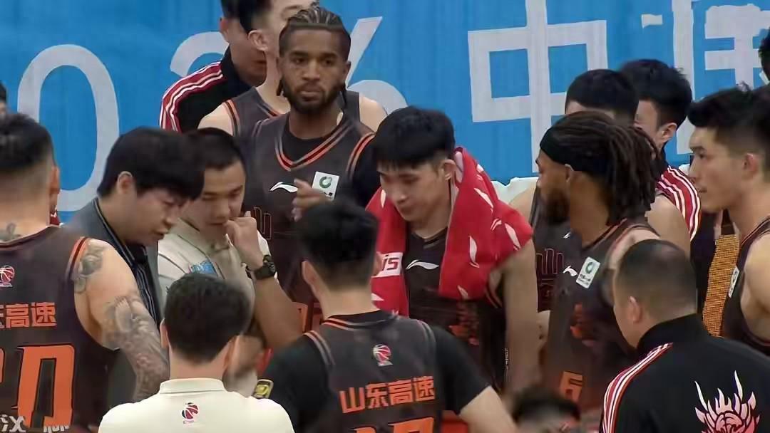 字母布朗并未绑定！阿龙可自行申请交易快船也有意 被绿凯伤透？