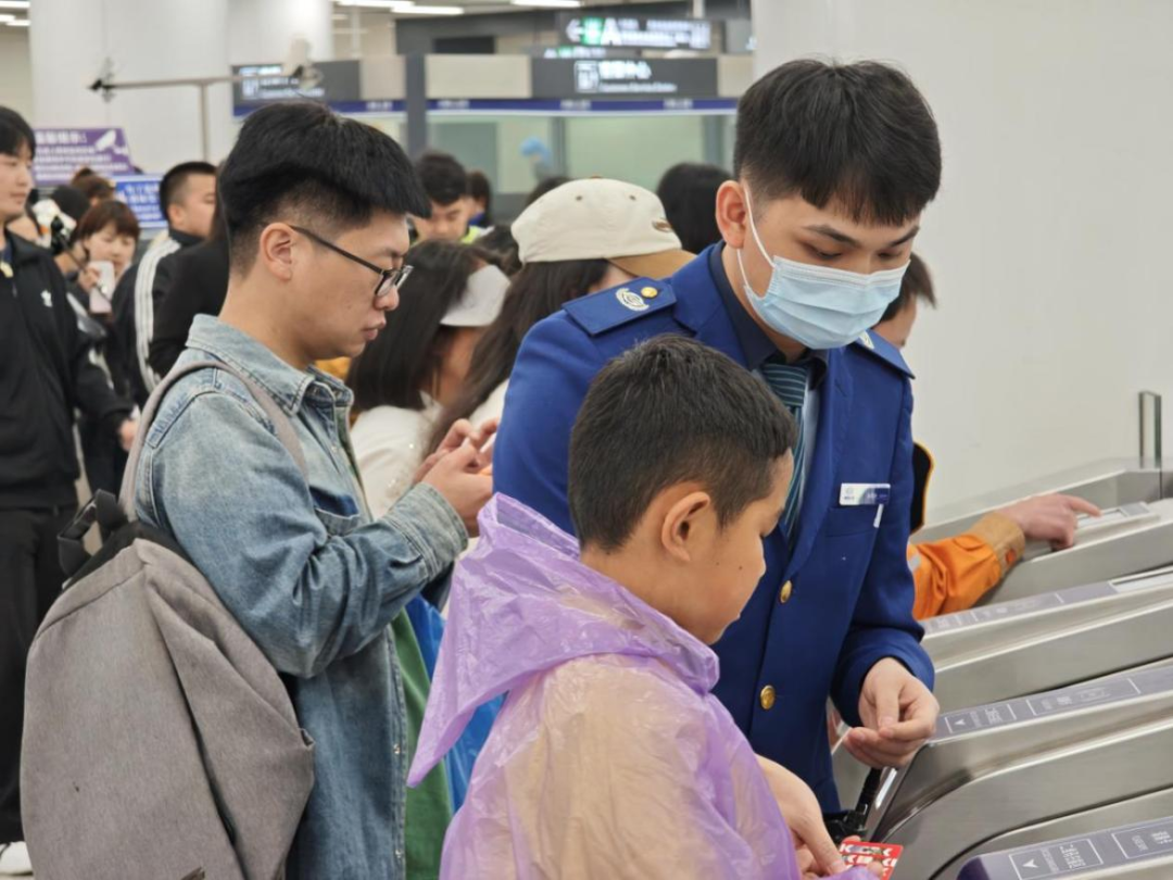 切特仍为非卖品！雷霆还盯上7尺5长人：21岁征战6年无惧哈腾出走
