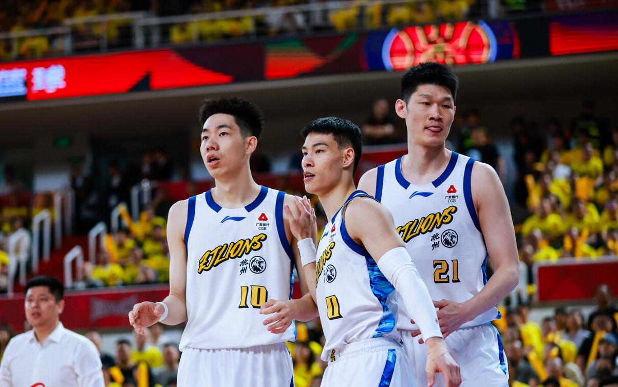 NBA球员齐聚青训营：朗多传授球商，欧文膝伤后首秀状态良好
