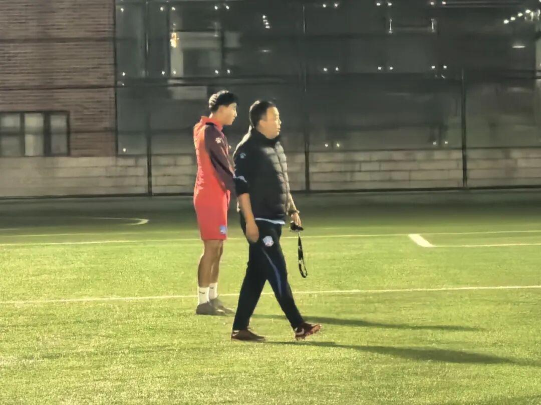 马刺主帅谈福克斯被批评：我不看社媒也不在乎，对他有100%信心