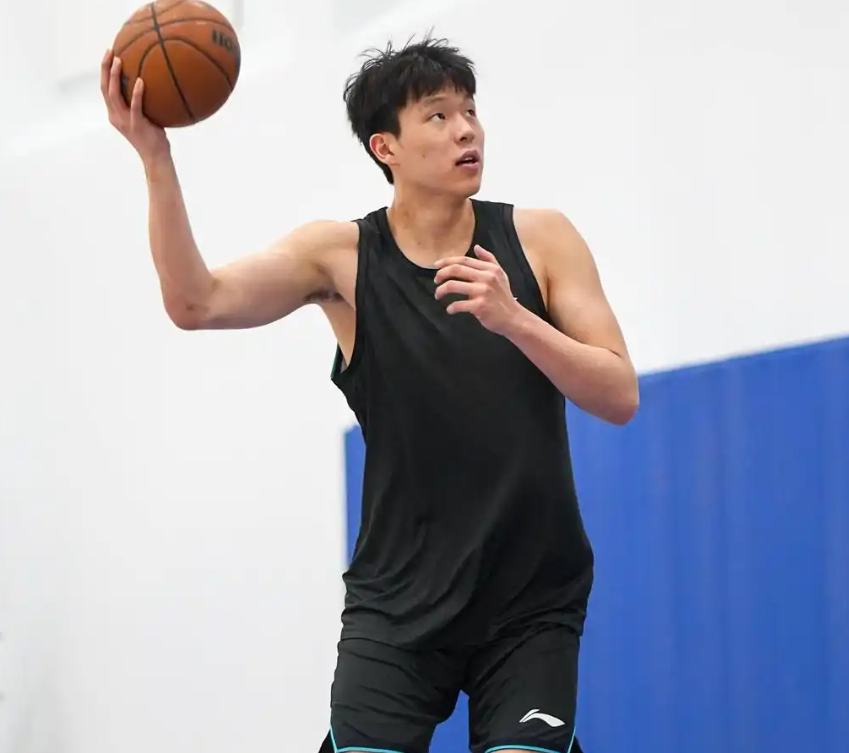 好博体育NBA官方晒总冠军定妆照：尼克斯17人出镜 索汉和杰米森没拍上？