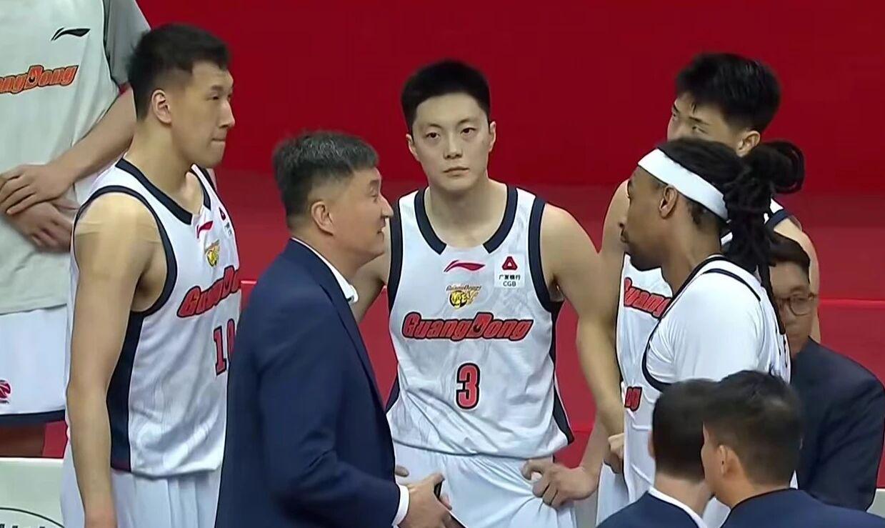 场外暴力让纽约蒙羞：17岁少年被打至昏迷，马刺遭扔鸡蛋