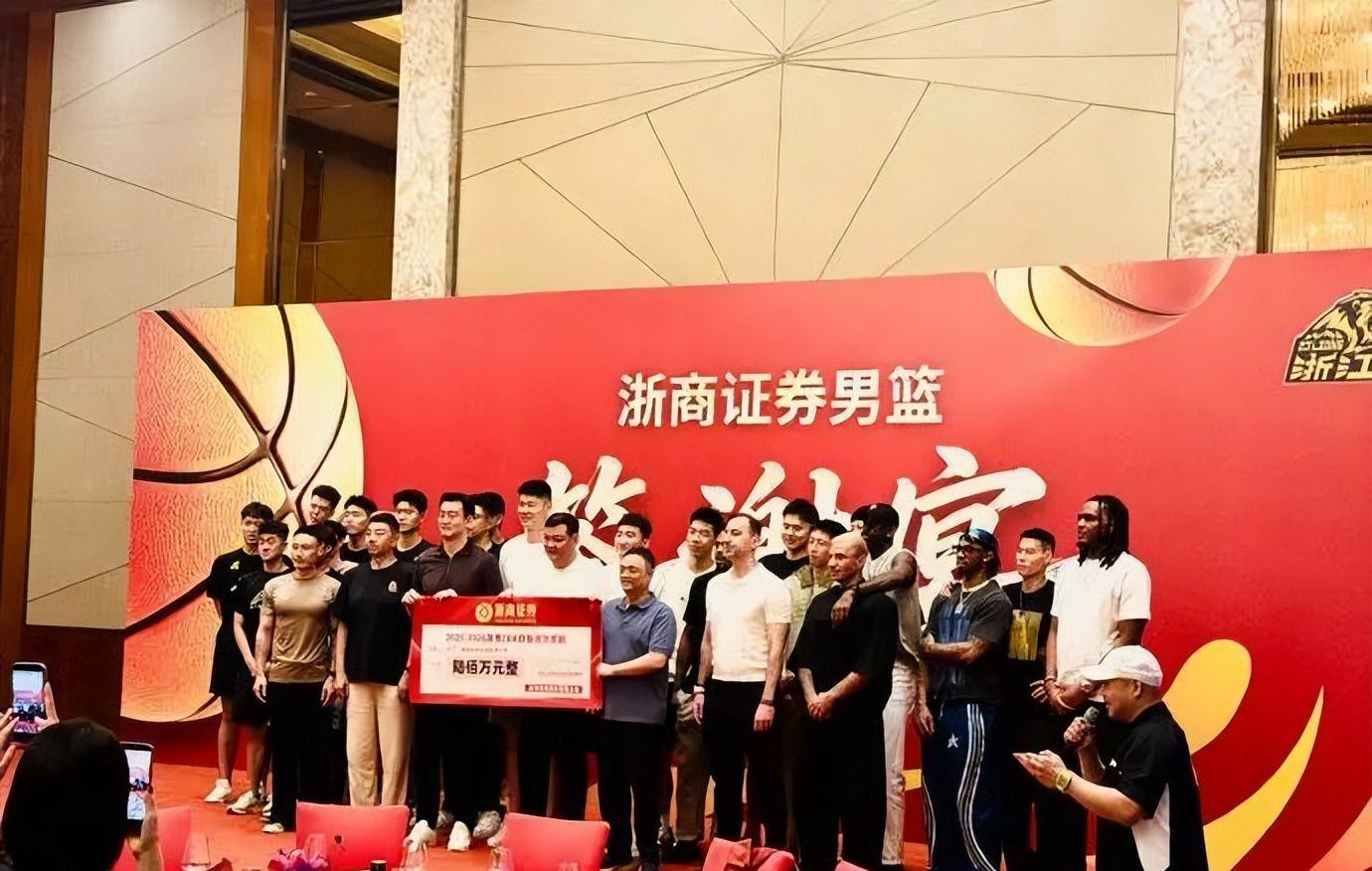 NBA总决赛G5首发出炉：双方均不变阵 马刺固执仍用福克斯首发