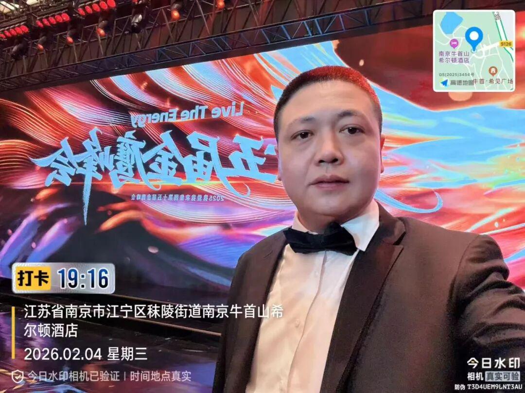 好博体育NBA官方晒总冠军定妆照：尼克斯17人出镜 索汉和杰米森没拍上？