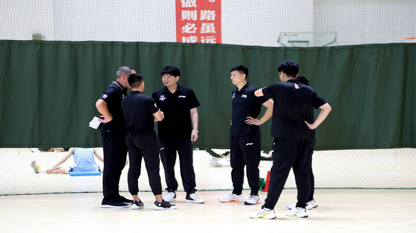 记者：快船愿做鹿凯交易的第三方，将5号签送走以此得到布朗