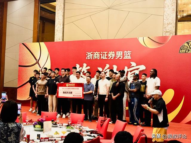 场外暴力让纽约蒙羞：17岁少年被打至昏迷，马刺遭扔鸡蛋