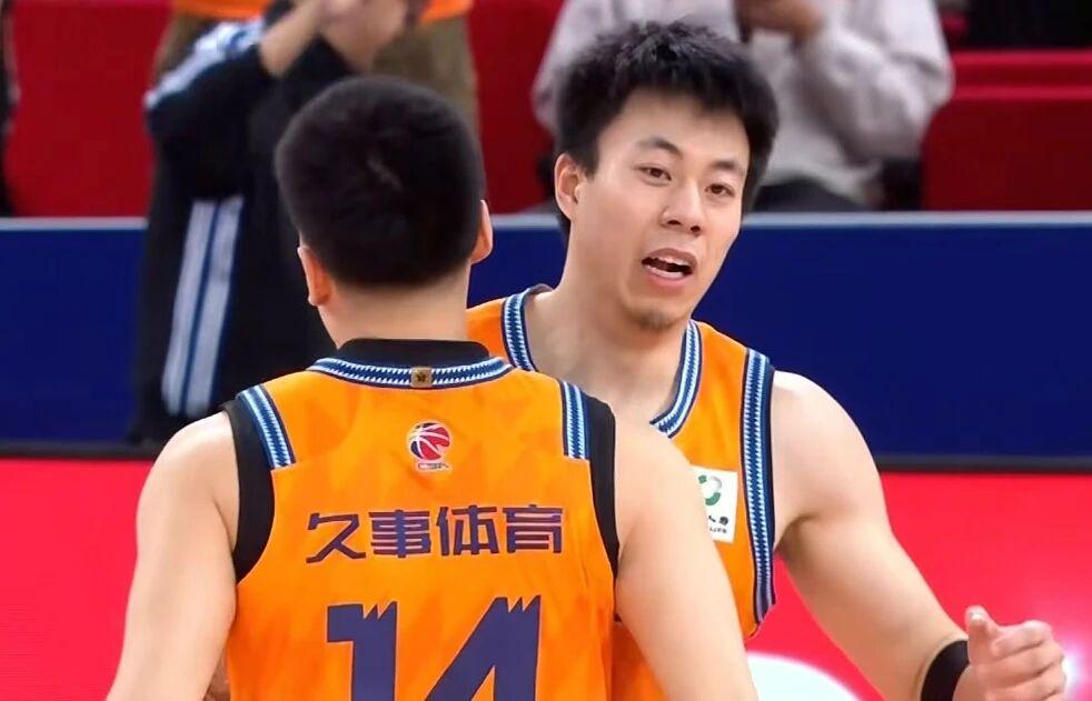 罗马诺：纽卡接近签下阿贾克斯18岁中场斯图尔，总价超2500万欧