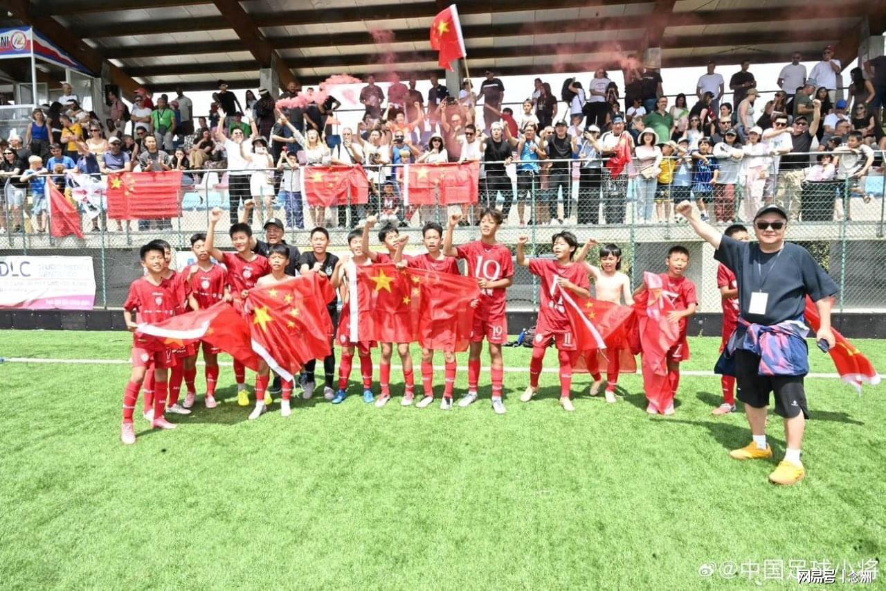 罗马诺：纽卡接近签下阿贾克斯18岁中场斯图尔，总价超2500万欧