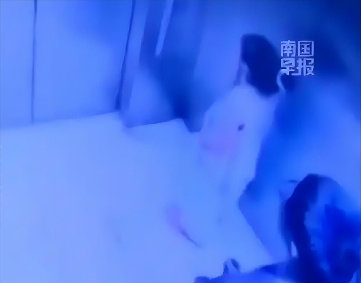 饿了？拉门斯被拍到在比利时替补席啃苹果