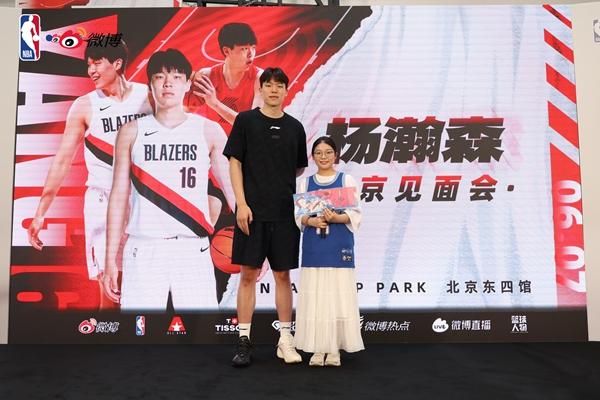 罗马诺：纽卡接近签下阿贾克斯18岁中场斯图尔，总价超2500万欧
