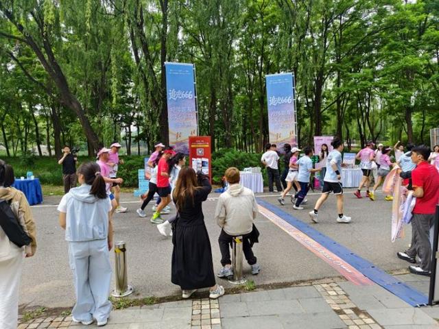 罗本承认：梅西非人类！和他同一时代踢球，是无数球星最大的无奈